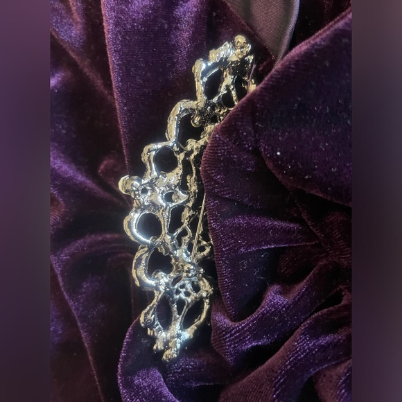 LAURA PETITES stunning velvet and taffeta top with rhinestone broach - Picture 5 of 9